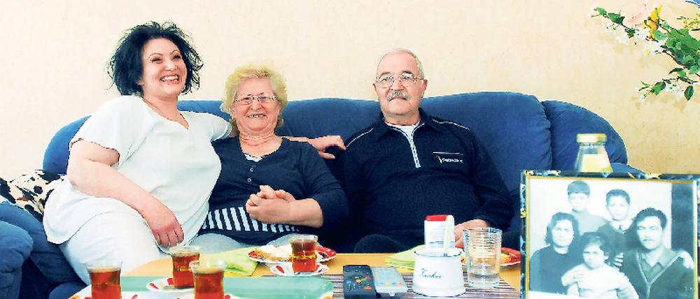 Ein gutes Team. Die Pflegerin Dilek Gürsoy (l.) macht bei Semiha und Mehmet Ilgaz regelmäßig Hausbesuche.