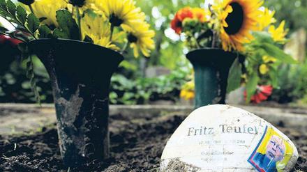 Keine Ruhe. Fritz Teufels Grab gestern: aufgewühlte Erde, die Urne entwendet, seine Asche verstreut. Foto: ddp