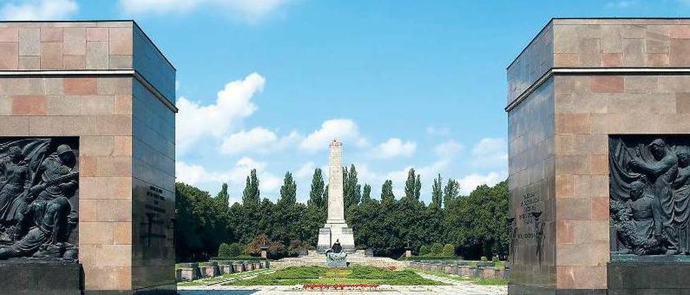 Ehre den Sowjetsoldaten. Blick auf den 33 Meter hohen Obelisken im Zentrum des Ehrenmals in der Schönholzer Heide. Das Geld für die Erneuerung kommt vom Bund. Foto: dpa