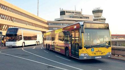 Vorfahrt gestattet. Die BVG fährt nur noch mit dreiachsigen Bussen nach Tegel, weil sich bei diesen Typen die Achslast verringert. Foto: Caro / Sorge