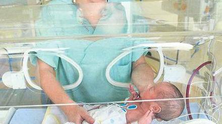 Gut behütet. Eine Kinderkrankenschwester kümmert sich um ein Frühgeborenes im Brutkasten der Neuköllner Kinder- und Geburtsklinik. Viele Eltern sind derzeit besorgt. Die hygienischen Bedingungen in Berlins Krankenhäusern gelten aber als vergleichsweise gut.Foto: ddp