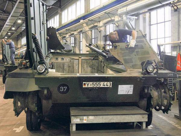 Wehrtüchtig. In den Werkshallen von Doberlug-Kirchhain werden Bundeswehrpanzer und andere Armeefahrzeuge instand gesetzt. 