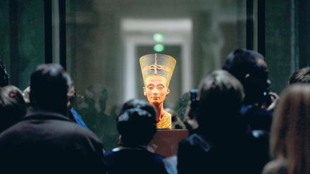 Besucherhit Nofretete. Die Büste der ägyptischen Herrscherin ist im Nordkuppelsaal des Neuen Museum in einer vier Meter hohen Vitrine ausgestellt. Foto: ddp
