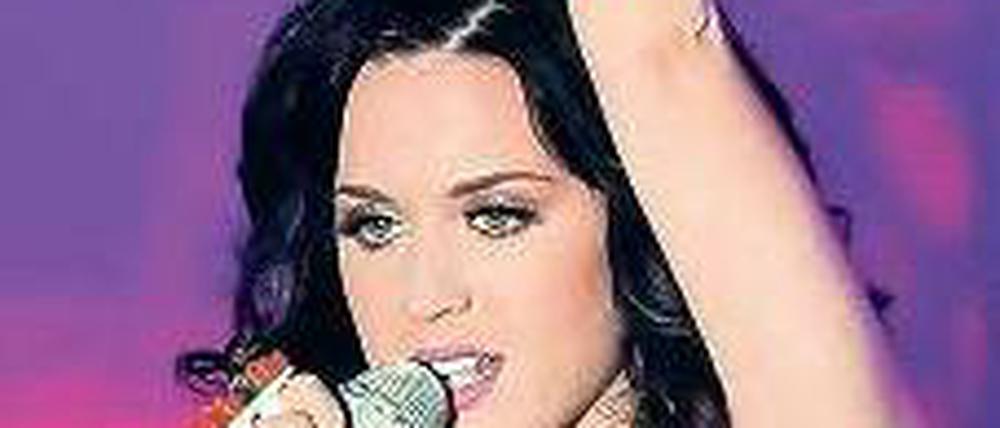 Die Arme hoch. Katy Perry bei ihrem Auftritt im Postbahnhof. Foto: Pedersen/dpa