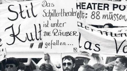 West-Opfer. 1993 protestierten Theaterleute und Publikum gegen die Schließung des Schillertheaters – vergebens. Foto: Ullstein