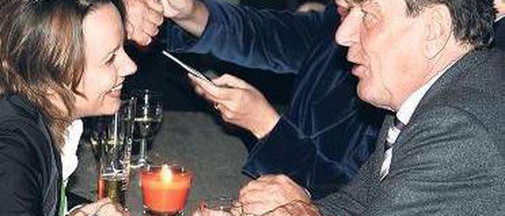 Biertischgenossen. Michelle Müntefering mit Gerhard Schröder. Foto: dpa