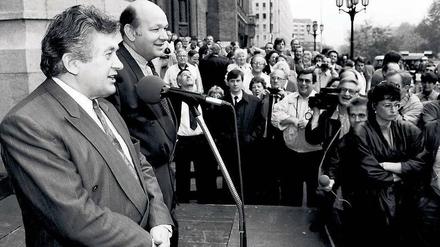 Walter Momper, Regierender Bürgermeister in West-Berlin und Tino Schwierzina, Oberbürgermeister Ost-Berlins, am 20. Oktober 1990.