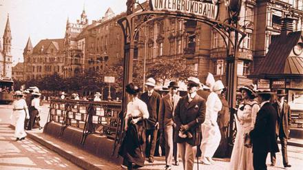 Vor den Toren Berlins. Charlottenburg war vor Eingemeindung 1920 eine wohlhabende, selbstständige Stadt - mit einem U-Bahn-Anschluss. Kein Wunder, dass sich hier die Begeisterung für die Groß-Berliner Fusion vor 90 Jahren in Grenzen hielt.