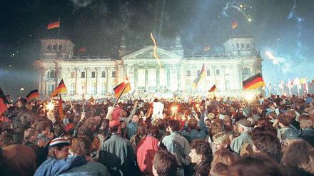 Jubelstimmung. Die Bilder der Einheitsfeier vor 20 Jahren auf dem Platz der Republik sollen diesmal auf eine Fassade des Reichstags projiziert werden. Foto: pa/dpa