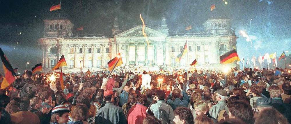 Jubelstimmung. Die Bilder der Einheitsfeier vor 20 Jahren auf dem Platz der Republik sollen diesmal auf eine Fassade des Reichstags projiziert werden. Foto: pa/dpa