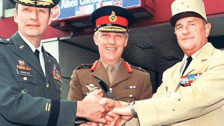 Mit Handschlag. Am 27. September 1990 verabschiedeten sich die Stadtkommandanten von Berlin (von links): Raymond G. Haddock (USA), Robert Corbett (Großbritannien) und François Cann (Frankreich) von der Autobahnkontrollstelle Dreilinden. 