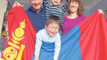 Familie von Welt. Nannette und Andreas Jacobsohn leben mit ihren Adoptivkindern Davaalkham und Oyunbaatar in Steglitz. 