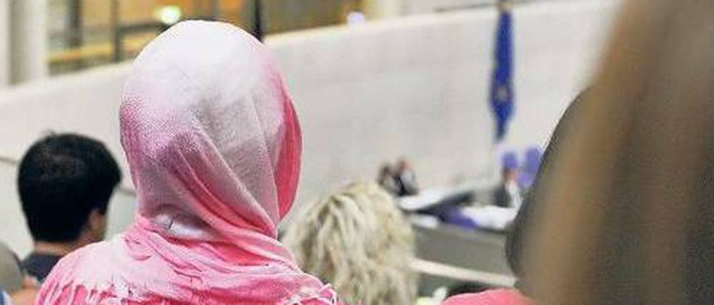 Seltenheit. Muslime sieht man im Bundestag nicht oft. Meistens wird über sie geredet – anstatt mit ihnen. 