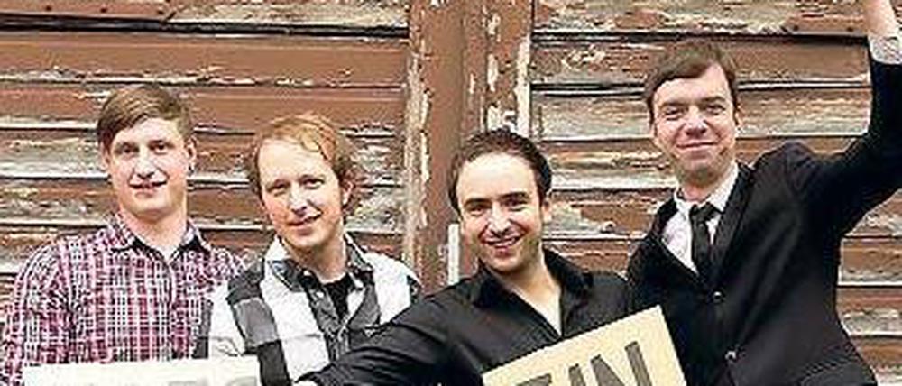 Schluss jetzt! Die Band mit Sänger Nino Skrotzki (2.v.r.) und Mathias Hielscher (r.) spielt noch einmal ihre Hits. 