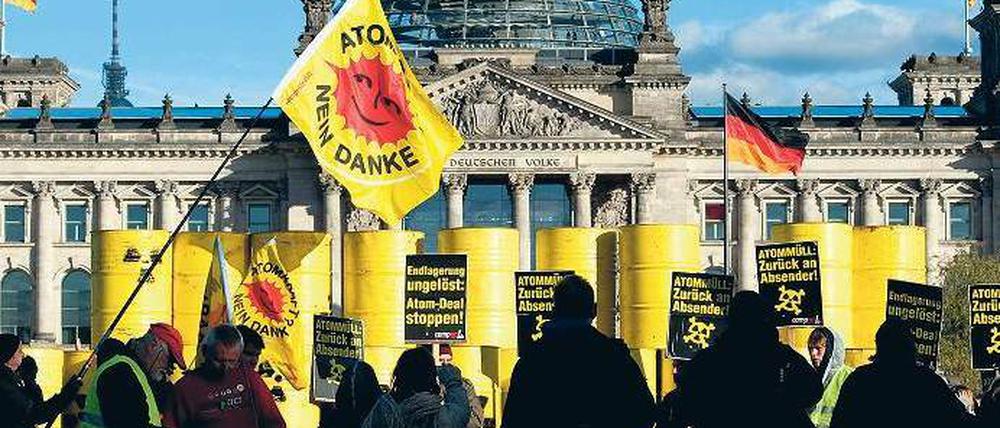 Protest in Schwarz-Gelb. Aus Protest gegen die Atompolitik der Bundesregierung haben Kernkraftgegner am Montag rund 70 Attrappen von Atommüllfässern vor dem Reichstag aufgetürmt. Die Fässer waren tags zuvor in Gorleben auf Lastwagen verladen worden. Foto: dpa
