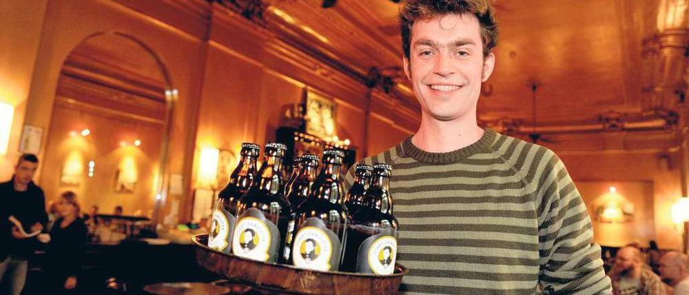 Serviert. Sebastian Jacob hat eine Biermarke erfunden, mit deren Kauf man soziale Projekte unterstützt. Foto: dpa