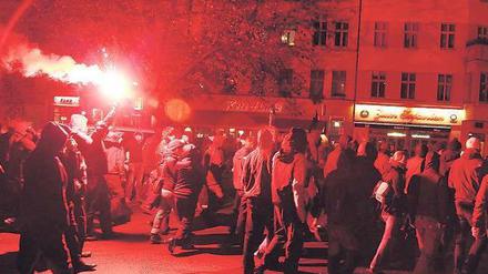 Laut und hell.  Spontaner Protest am Mittwochabend gegen den Brandanschlag in der Manteuffelstraße. Am Ende nahm die Polizei 47 Personen vorübergehend fest.