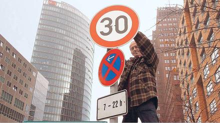 Runde Sache. Schon jetzt gilt auf etwa 15 Prozent der Hauptstraßen Tempo 30, wie hier am Potsdamer Platz. Allerdings muss jeder Einzelfall begründet werden. 