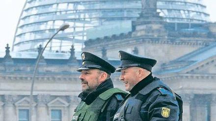 Schwer bewaffnet. Seit Donnerstag sind die Objektschützer wegen der Terrorwarnungen auch am Reichstag mit Maschinenpistolen ausgerüstet. 
