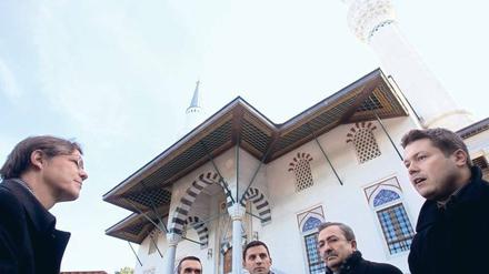 Vis-à-vis. Bischof Markus Dröge (l.) traf Vertreter der Sehitlik-Moschee: Imam Mustafa Aydin (3.v.l.) und Yavus Akgül (4.v.l).