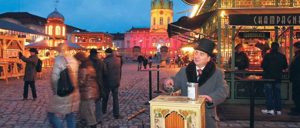 Angekurbelt. Die vielen Weihnachtsbuden wie hier vor dem Schloss Charlottenburg sind bereits geöffnet, doch die Saison beginnt erst so richtig am ersten Advent.