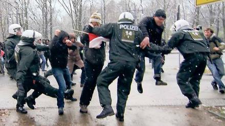 Rangelei um den Reichstag. Beim Versuch, die Absperrungen im Tiergarten zu durchbrechen, wurden Protestteilnehmer von Polizisten aufgehalten. Das Regierungsviertel war am Freitag besonders stark gesichert, auch wegen des Besuchs des russischen Ministerpräsidenten Putin. 