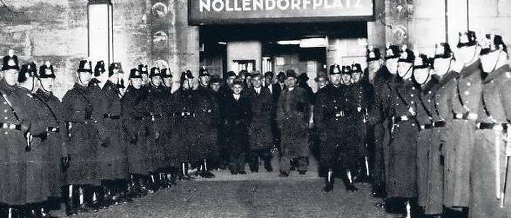 Schöneberg, 1930. Polizisten sichern das Viertel gegen Störversuche.
