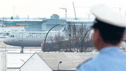 Warten auf Entwarnung. Stundenlang musste diese Aeroflot-Maschine auf dem Flughafen Schönefeld am Boden bleiben, nachdem Bombendrohungen eingegangen waren. Mit dem Flugzeug sollten Vietnamesen abgeschoben werden, offenbar stammten die Drohungen von Gegnern der Aktion. Foto: Kumm/dpa