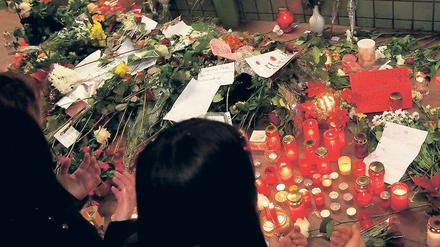 Stille Trauer. Nach dem tödlichen Streit brachten Freunde und Verwandte des Opfers Blumen, Kerzen und Briefe an den Bahnhof Wittenau. Foto: dapd