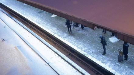 Frieren am Bahnsteig. Auch zum Beginn der Woche fuhr die S-Bahn wieder unregelmäßig. Fahrgäste mussten in den frühen Morgenstunden auch bei eisigen Temperaturen Geduld mitbringen. Foto: AFP/Eisele