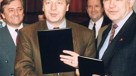 Mit Handschlag. Eberhard Diepgen (CDU) und Walter Momper (SPD) einigten sich vor 20 Jahren auf die Bildung einer großen Koalition. Am 24. Januar 1991 wählte das Abgeordnetenhaus Diepgen zum Regierenden Bürgermeister des wiedervereinigten Berlins.
