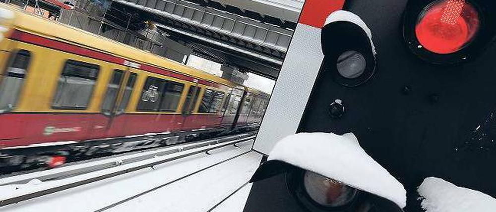 Ausgebremst. Nur noch etwa ein Drittel der vertraglich mit dem Land Berlin vereinbarten Leistung bringt die S-Bahn derzeit auf die Schiene. Die aus dem Urlaub zurückkehrenden Berliner werden mit der Einstellung von Linien begrüßt – bei höherem Fahrpreis. Foto: dpa