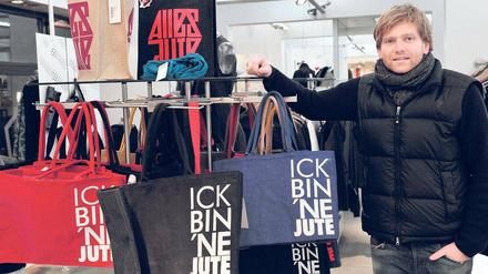 Jute Nacht Friedrichshain. Jörg Wichmann plant den Umzug seines Friedrichshainer Ladens Berlinomat, in dem er Design aus Berlin verkauft. 