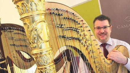 Harfenist David Rescher und eine vergoldete Konzertharfe des Herstellers Camac. Das stolze Stück kostet 38 000 Euro, eine Leihharfe deutlich weniger. 
