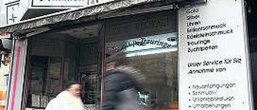 Der Tatort. Vorgestern überfielen drei Männer den Laden in der Müllerstraße. Foto: dpa