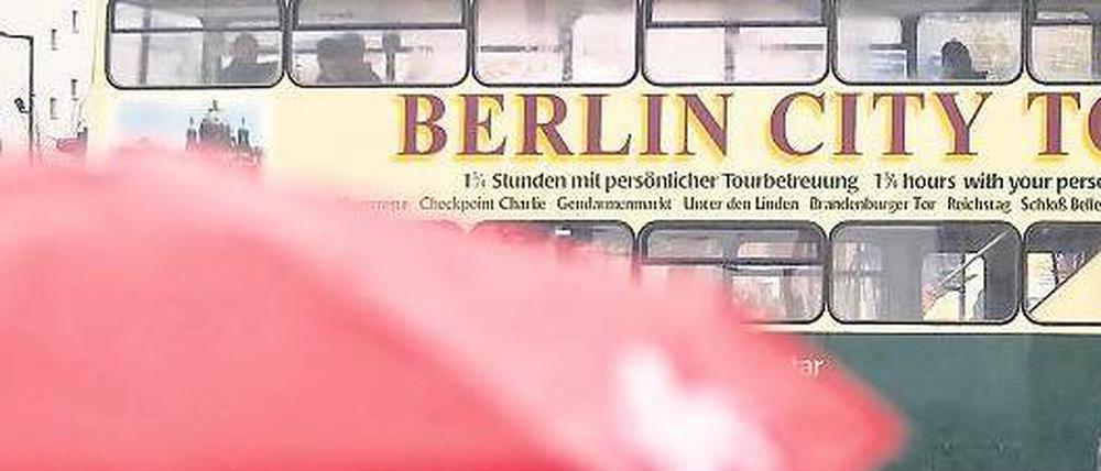Stadtrundfahrt mal anders. Diese Busse sind zur Zeit im Auftrag der BVG unterwegs.
