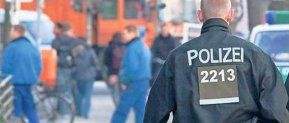 Bombenalarm. Nach dem Fund einer Handgranate in der kroatischen Botschaft sperrte die Polizei die Ahornstraße. Foto: Tzscheuschner