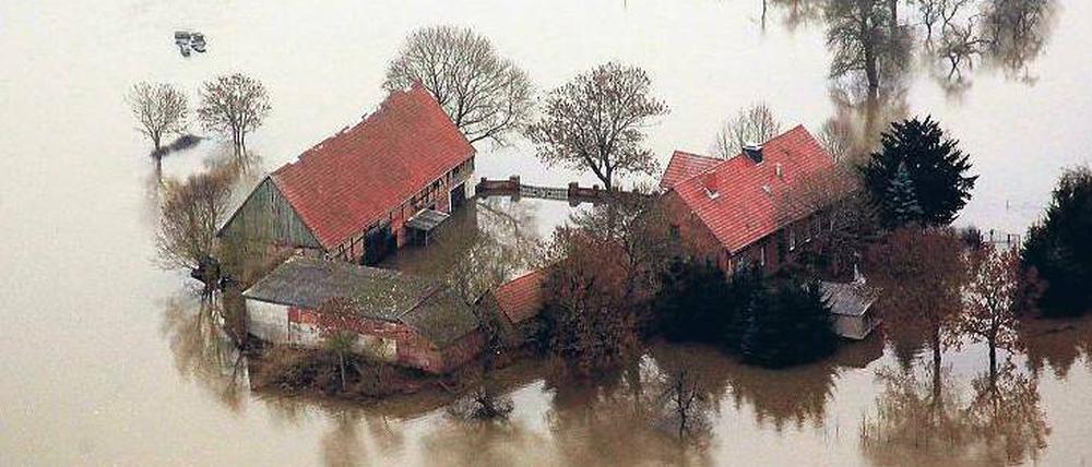 Land unter. Die Elbe hat nahe Wittenberge mit 7,29 Metern den höchsten Wert bei eisfreiem Hochwasser seit Beginn der Pegelbeobachtungen erreicht. 