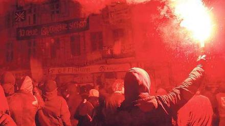 Feuerwerk im Kiez. 2000 Linke demonstrierten gegen die Räumung.Foto: dpa/Knosowski