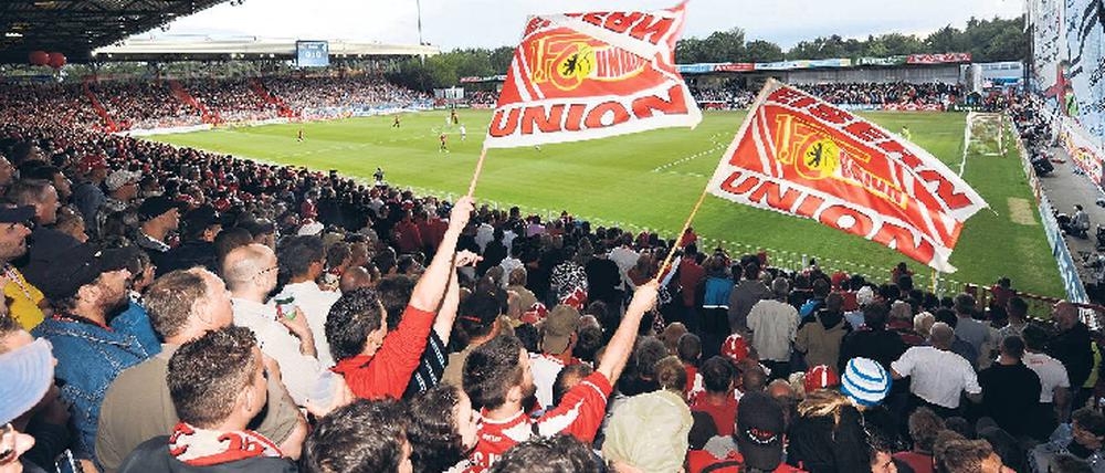 Union-Fans und Hertha-Anhänger bilden eigene Kurven im Stadion. Bei der An- und Abreise werden sie dagegen gemeinsam auf S-Bahn oder BVG angewiesen sein. 