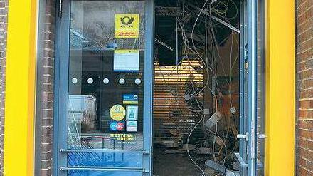 Bild der Verwüstung. Der zerstörte Vorraum der Postbank-Filiale in der Otto-Suhr-Allee. Foto: Andreas Meyer