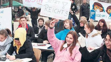Der Ärger muss raus. Der Informatik-Unterricht an der Robert-Jungk-Oberschule in Wilmersdorf fand auf dem Hof statt, um gegen Lehrermangel zu protestieren. 
