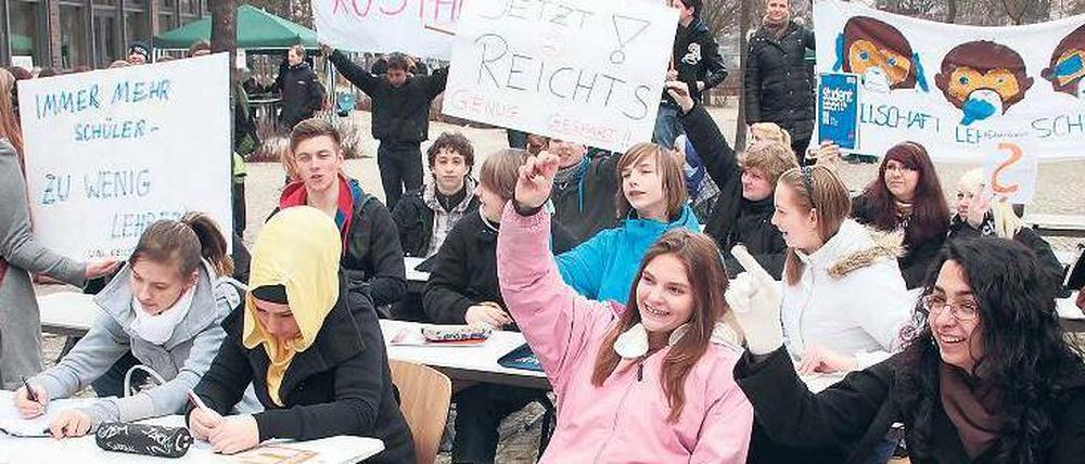 Der Ärger muss raus. Der Informatik-Unterricht an der Robert-Jungk-Oberschule in Wilmersdorf fand auf dem Hof statt, um gegen Lehrermangel zu protestieren. 