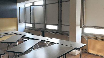 Vernagelt. In Klassenzimmern der Rosa-Luxemburg-Oberschule in Pankow wurden kaputte Fensterscheiben durch Spanplatten ersetzt. Unterrichtet werden kann hier längst nicht mehr.