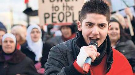 Stimmen der Freiheit. Ägyptens Revolution erreicht die Straßen und Plätze Berlins: Ramy Fool aus Neukölln protestiert mit Rap-Gesang. 