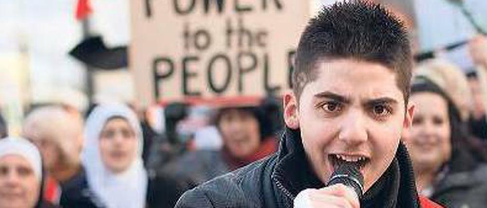 Stimmen der Freiheit. Ägyptens Revolution erreicht die Straßen und Plätze Berlins: Ramy Fool aus Neukölln protestiert mit Rap-Gesang. 