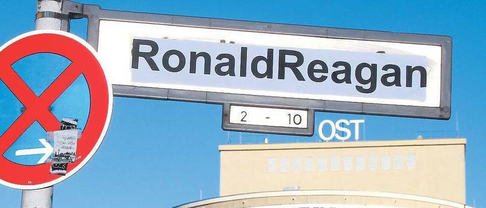 Spontane Widmung. Unbekannte haben die Schilder am Rosa-Luxemburg-Platz mit Ronald Reagan überklebt. Bliebe dies so, lägen nicht nur die Volksbühne, sondern auch das Karl-Liebknecht-Haus, die Bundeszentrale der Linken, am Ronald-Reagan-Platz. 