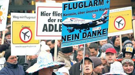 Noch nicht am Ziel. Trotz aller Proteste haben viele Menschen in Berlin und Brandenburg bislang keine Gewissheit über die Flugrouten und die damit verbundene Lärmbelastung. Foto: dpa