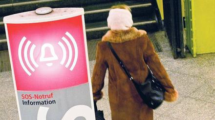 In der Not allein? Die Polizei ruft Augenzeugen des Angriffs im U-Bahnhof Lichtenberg dazu auf, sich zu melden.