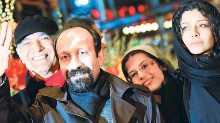 Gewonnen! Der iranische Regisseur Asghar Farhadi (zweiter von links) und sein Schauspielerteam sind die Berlinale-Sieger. Im Juni kommt er für ein Jahr nach Berlin. Foto: dpa
